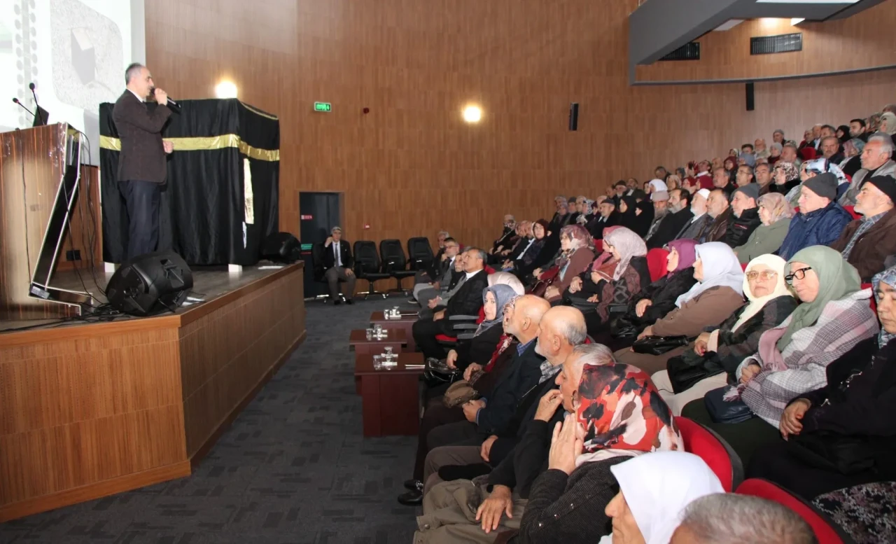 Amasya’da Hacı Adaylarına Hac Eğitim Semineri Düzenlendi
