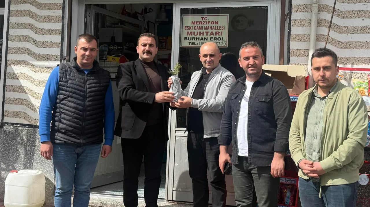 Merzifon Gençleri’nden Eski Cami Mahallesi’ne Fidan Takdimi