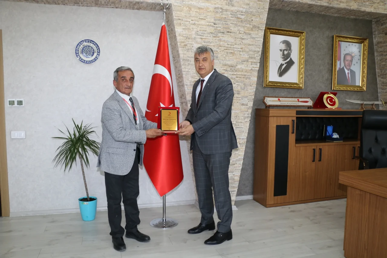İl Millî Eğitim Müdürlüğü’ne Türk Kızılay’ından Kurumsal Altın Madalya