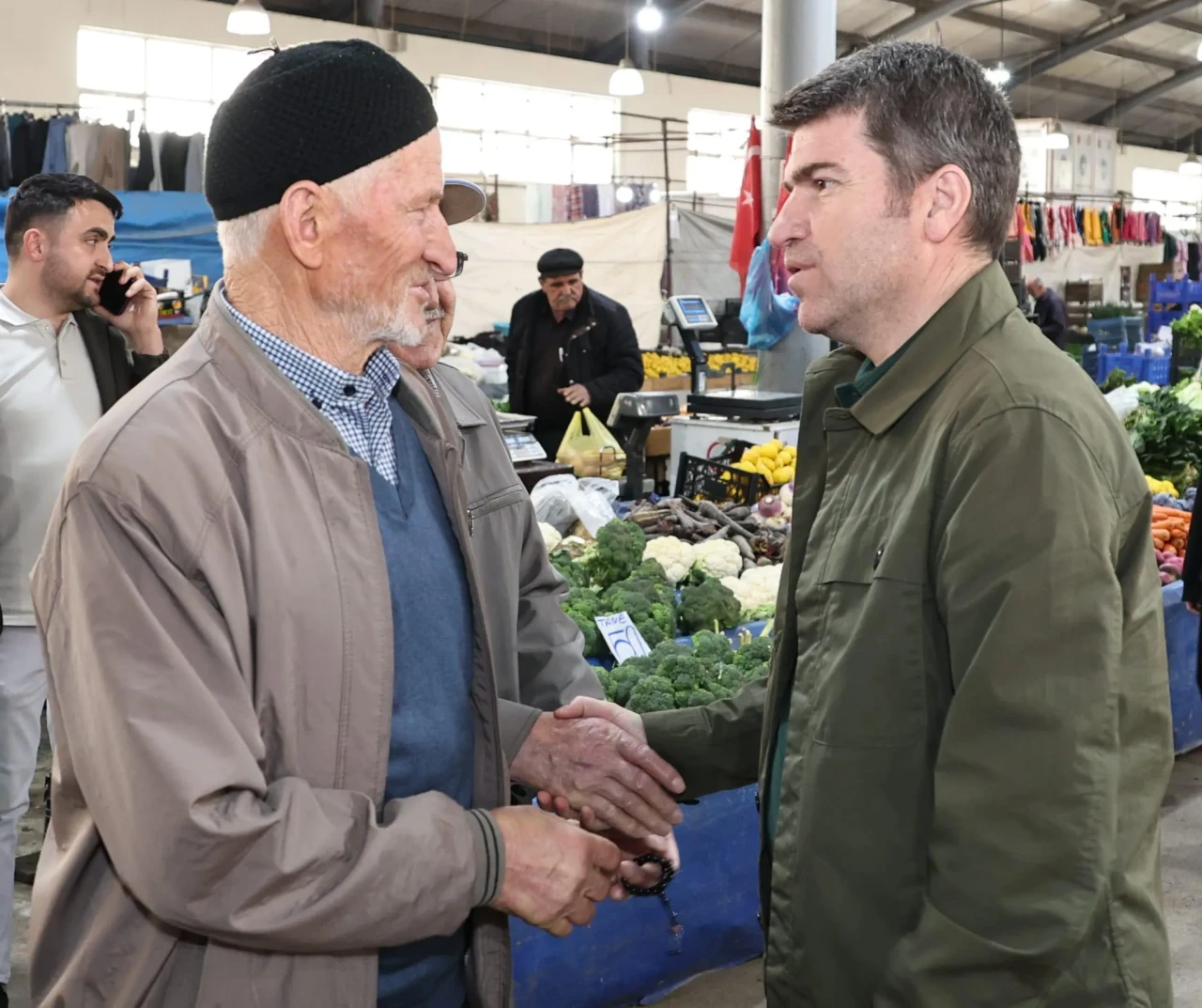 Vali Bakan İstasyon Semt Pazarı’nda Esnafla Buluştu