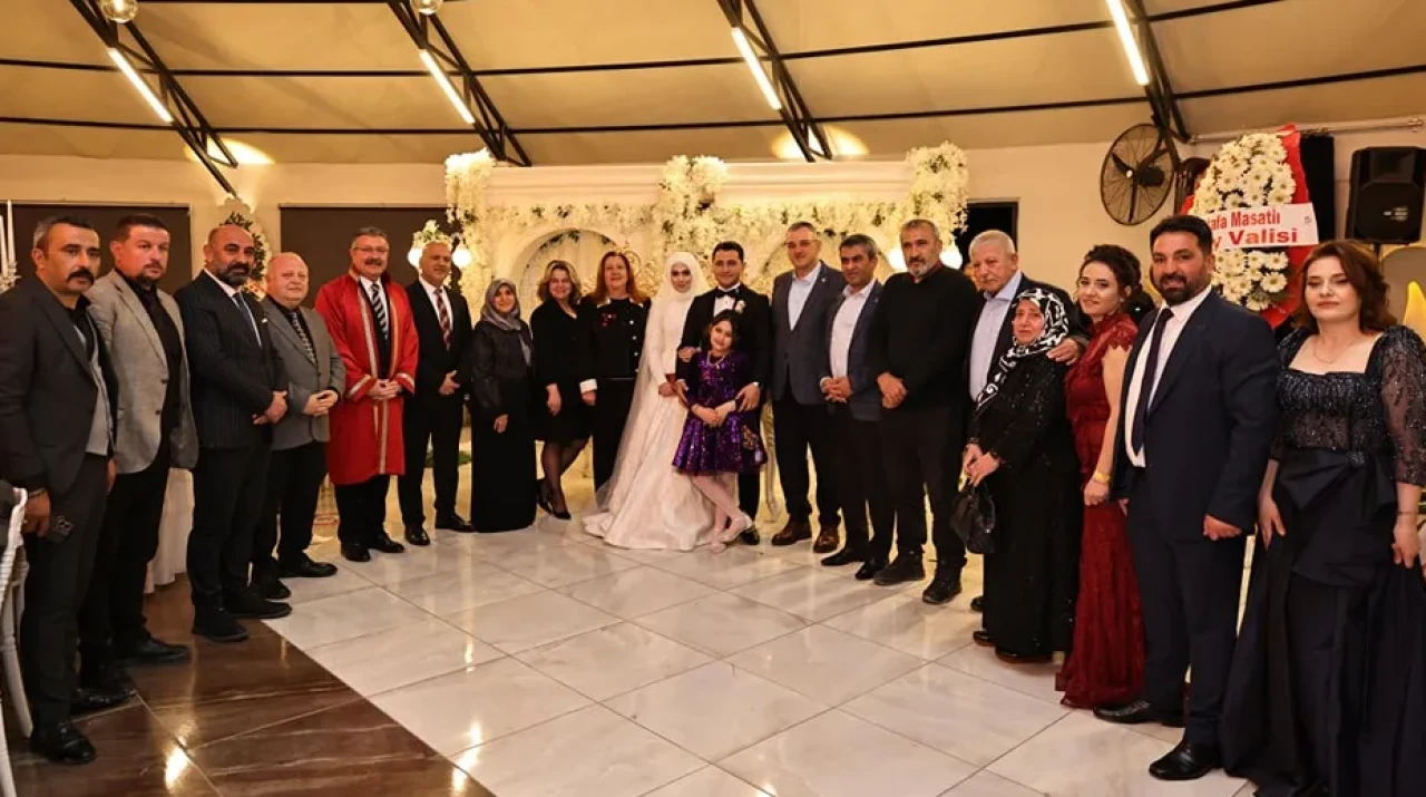Siyasiler Düğünde Buluştu!