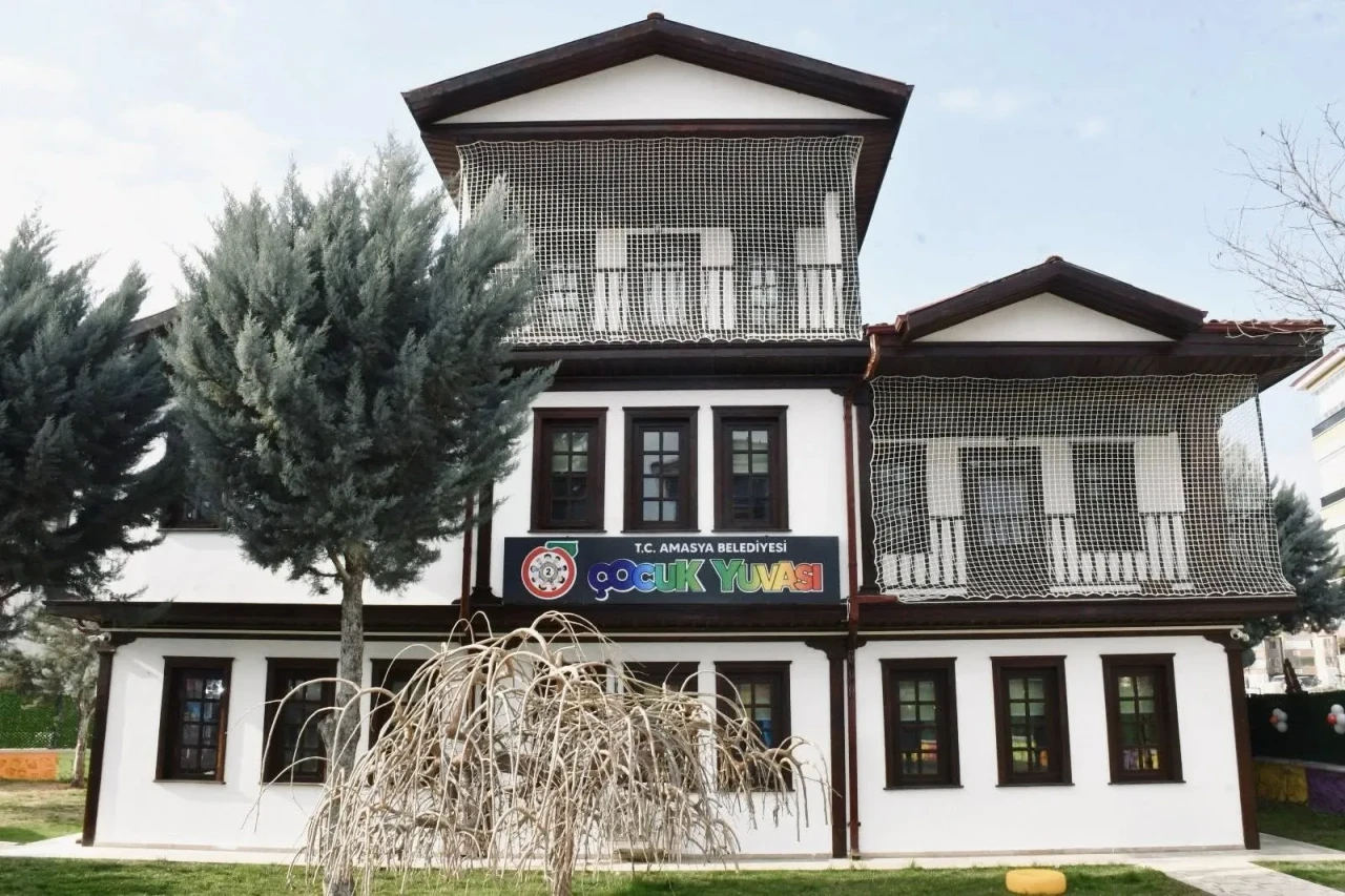 Amasya Belediyesi’nden Miniklere Güvenli Zemin: Çocuk Yuvasına Kaymaz Kaplama