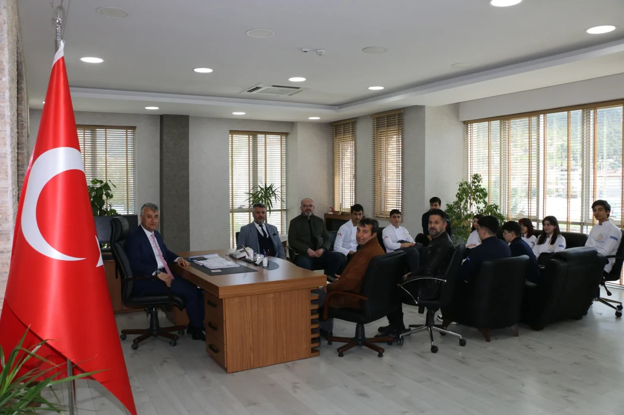 Amasyalı Öğrenciler Hollanda Yolcusu: İl Milli Eğitim Müdürü Katipoğlu’na Ziyaret