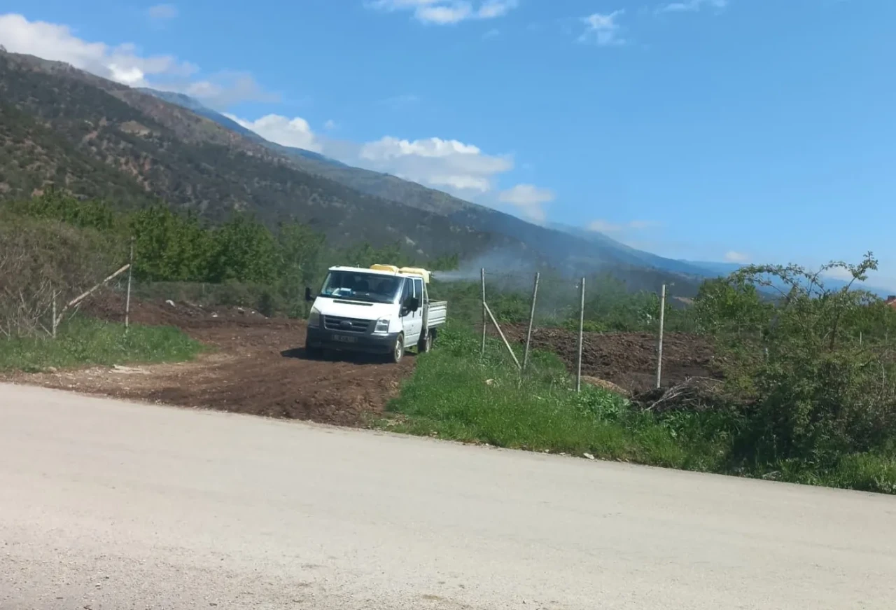 Amasya İl Özel İdaresi’nden Uçkun ve Larva Mücadelesi: Köylerde İlaçlama Çalışmaları Sürüyor