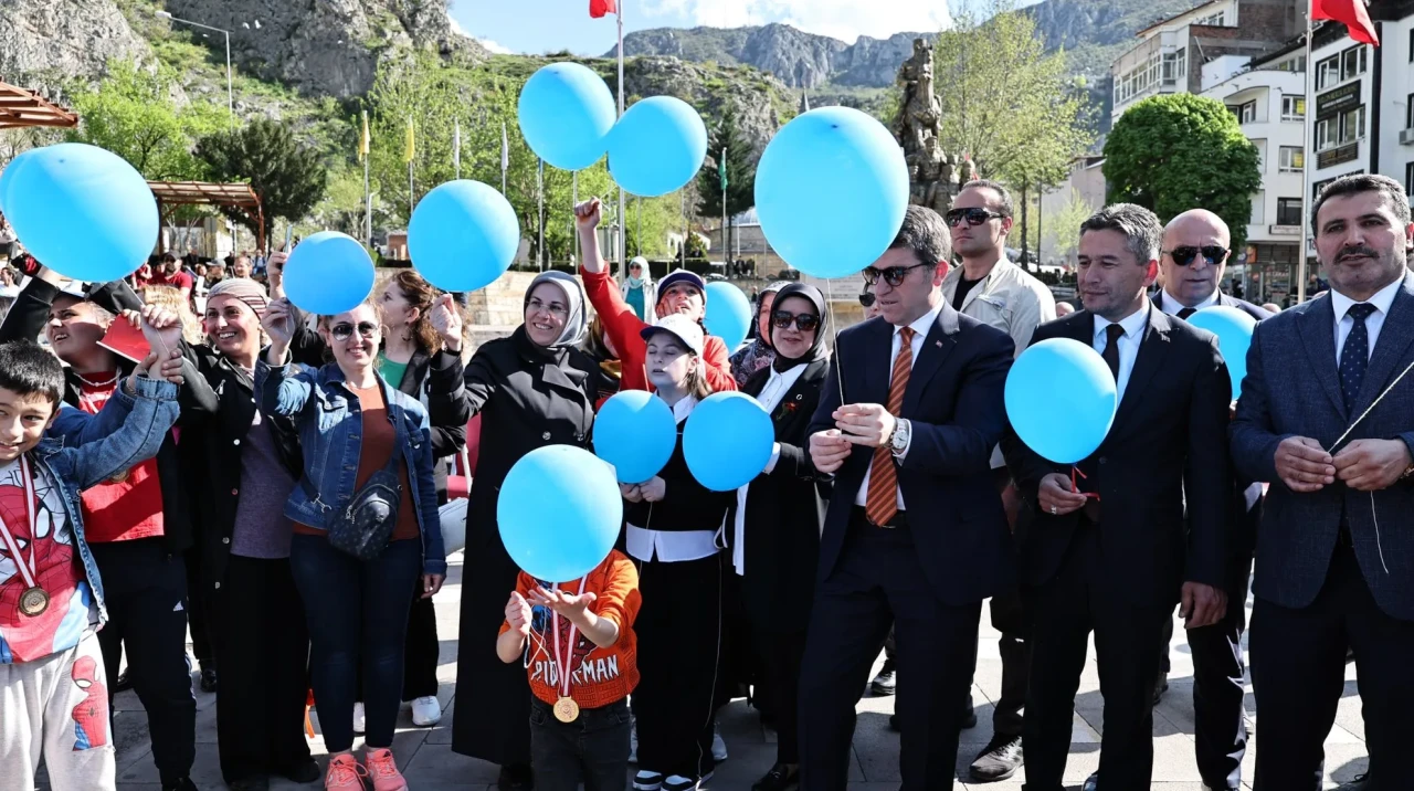 Amasya’da Mavi Balonlarla Otizme Farkındalık
