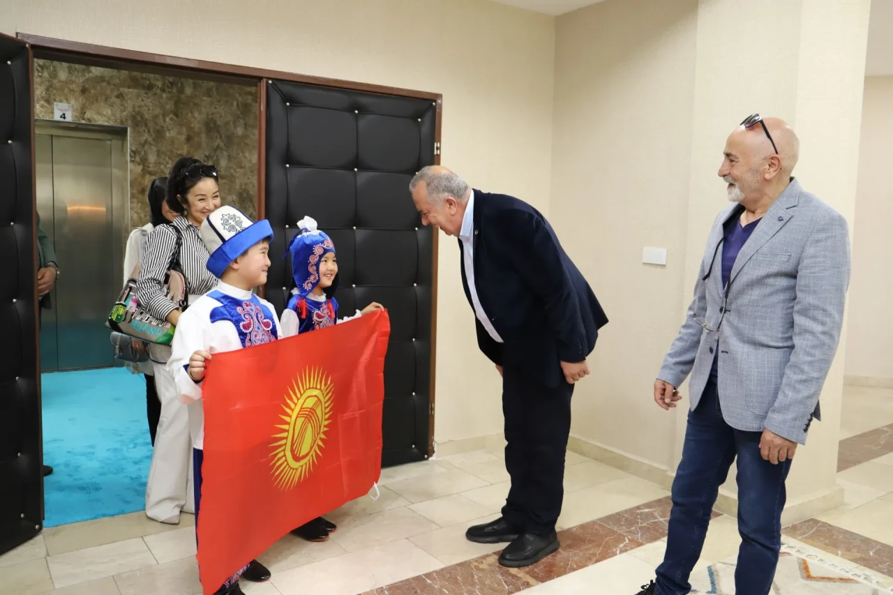Rektör Turabi’ye 23 Nisan Kapsamında Uluslararası Ziyaret: Dünya Çocukları Amasya’da Buluştu