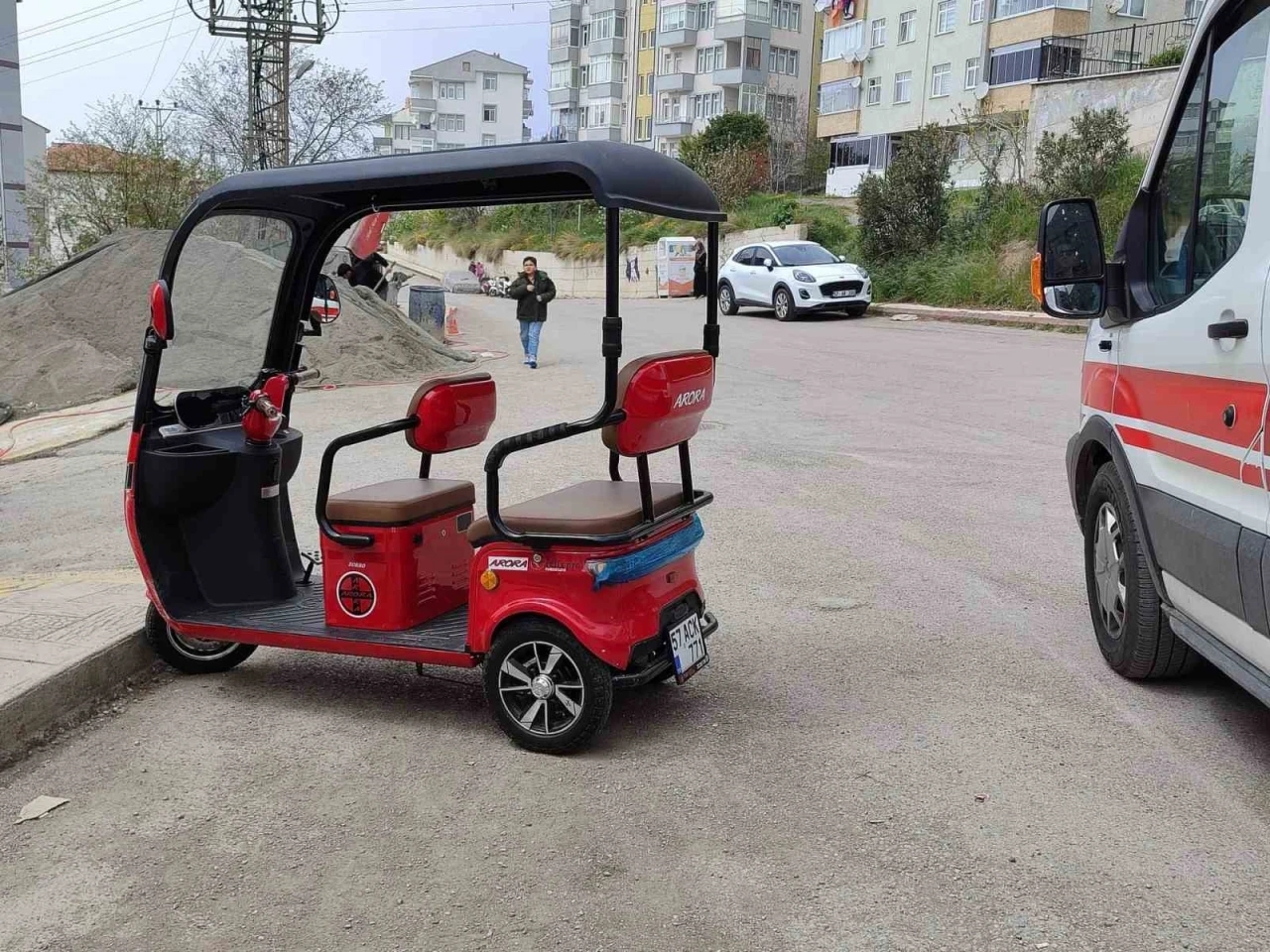 3 tekerlekli motosiklet devrildi: 2 yaralı
