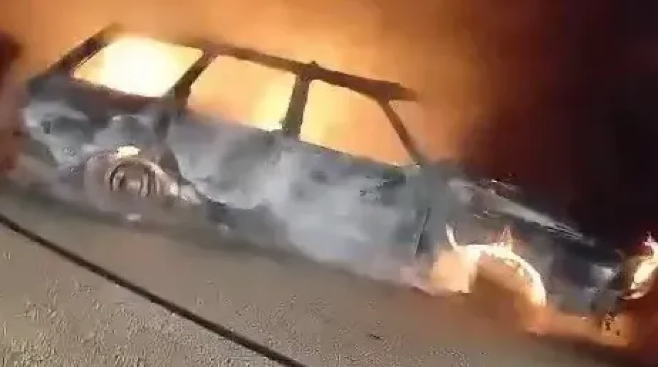 Seyir halindeki otomobil alev alev yandı