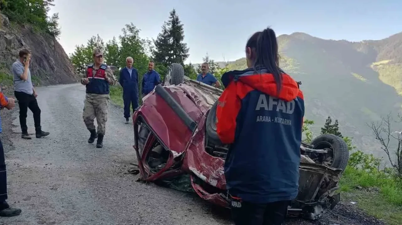 Otomobil 60 metrelik uçuruma yuvarlandı: 2 ağır yaralı