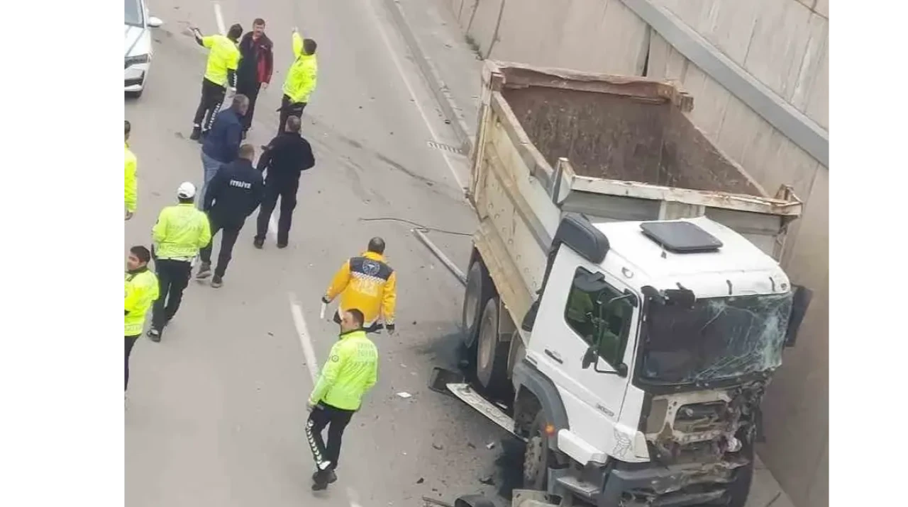 Kamyon duvara çarptı: 1 yaralı