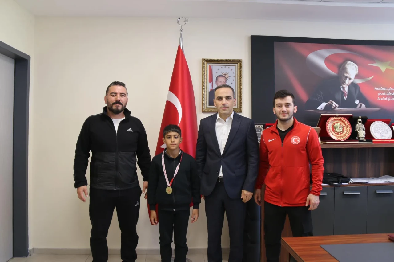 Türkiye Şampiyonu Görkem Çeltuk’tan Amasya’ya Gurur: Şampiyon, İl Müdürü Osman Ercan’ı Ziyaret Etti