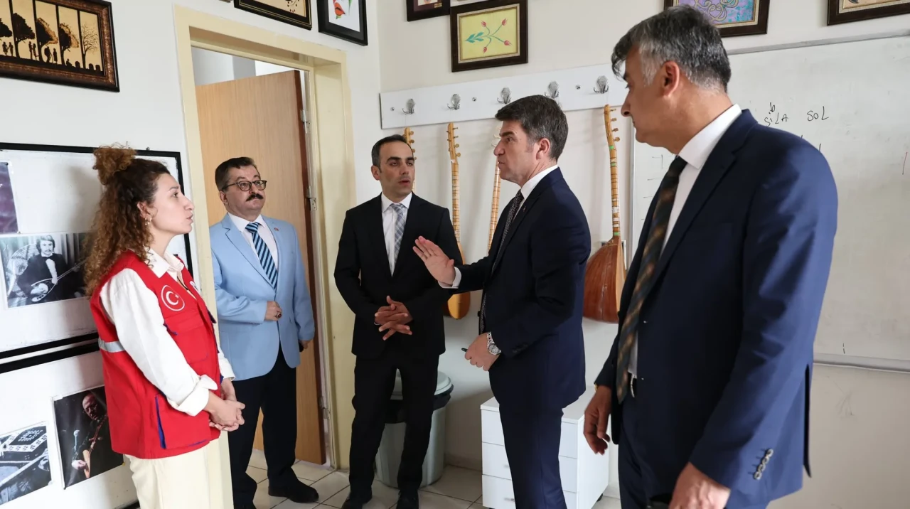 Amasya Valisi Önder Bakan, Gençlik Merkezi’nde Gençlerle Buluştu