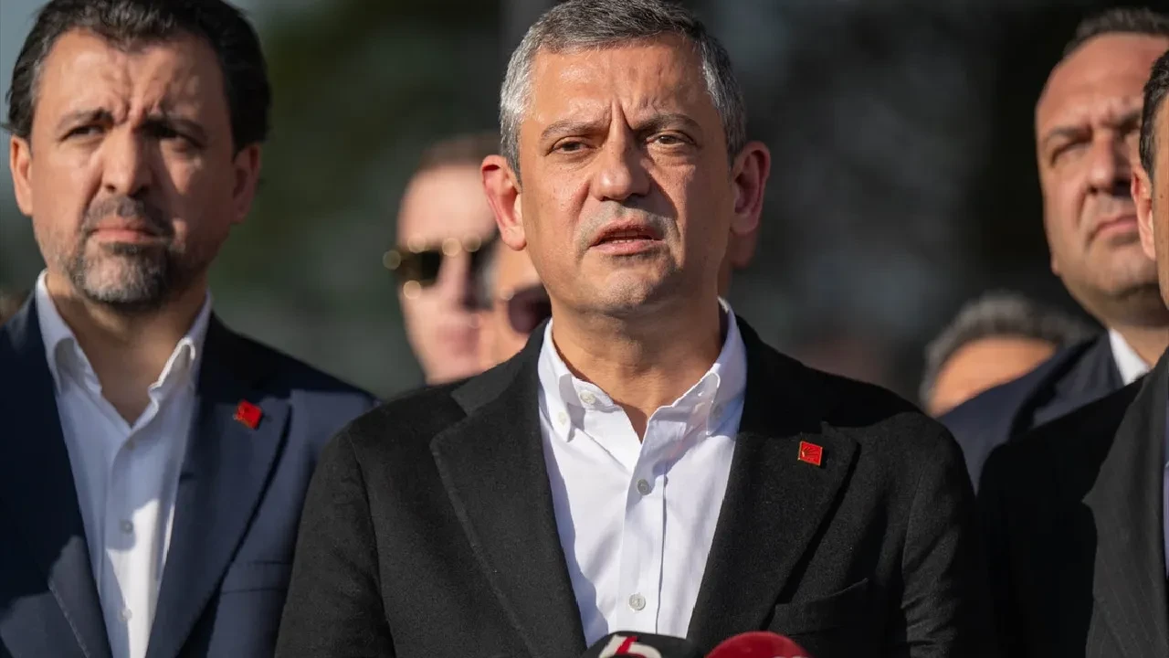 CHP Genel Başkanı Özgür Özel’e Anma Töreni Çıkışında Saldırı!
