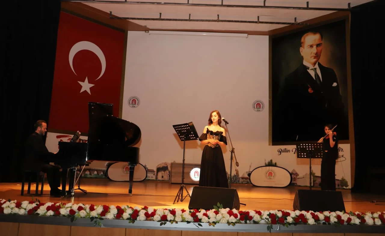 Amasya Üniversitesi’nde Sanatın Sesi Yükseldi: Mavizer Çınar’dan Şan Resitali