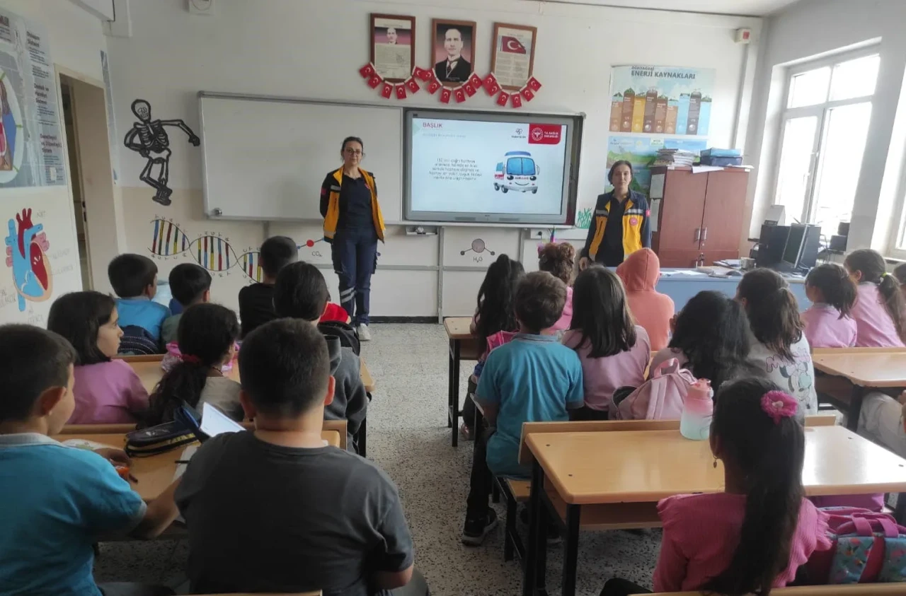 Suluova’da Minik Öğrencilere 112 Acil Sağlık Hizmetleri Eğitimi