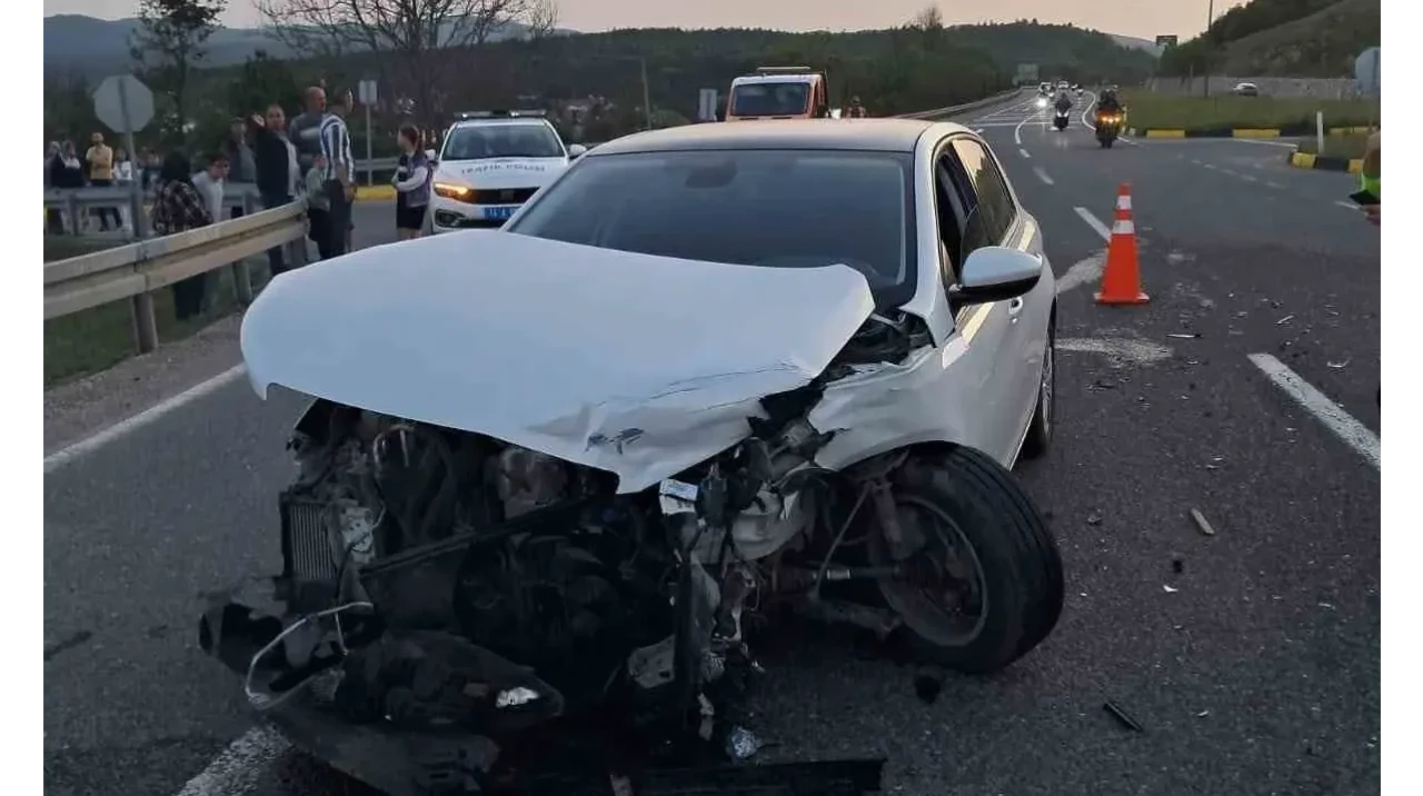 İki otomobil çarpıştı: 2 yaralı