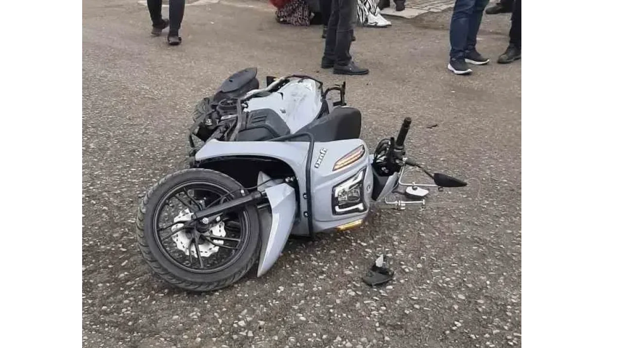 Motosiklet, park halindeki otomobile çarptı: 1 yaralı