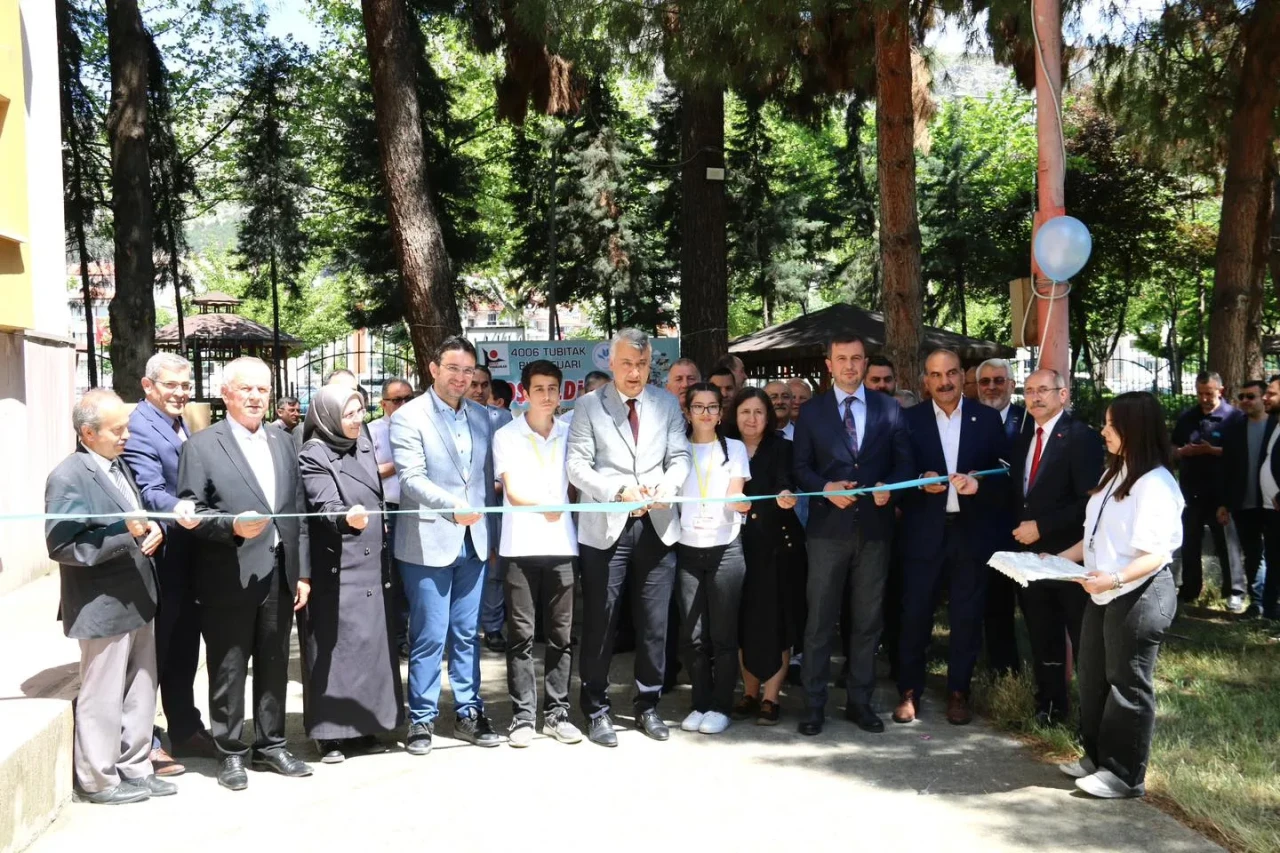 AK Parti Amasya Teşkilatı TÜBİTAK 4006 Bilim Fuarı’na Katıldı
