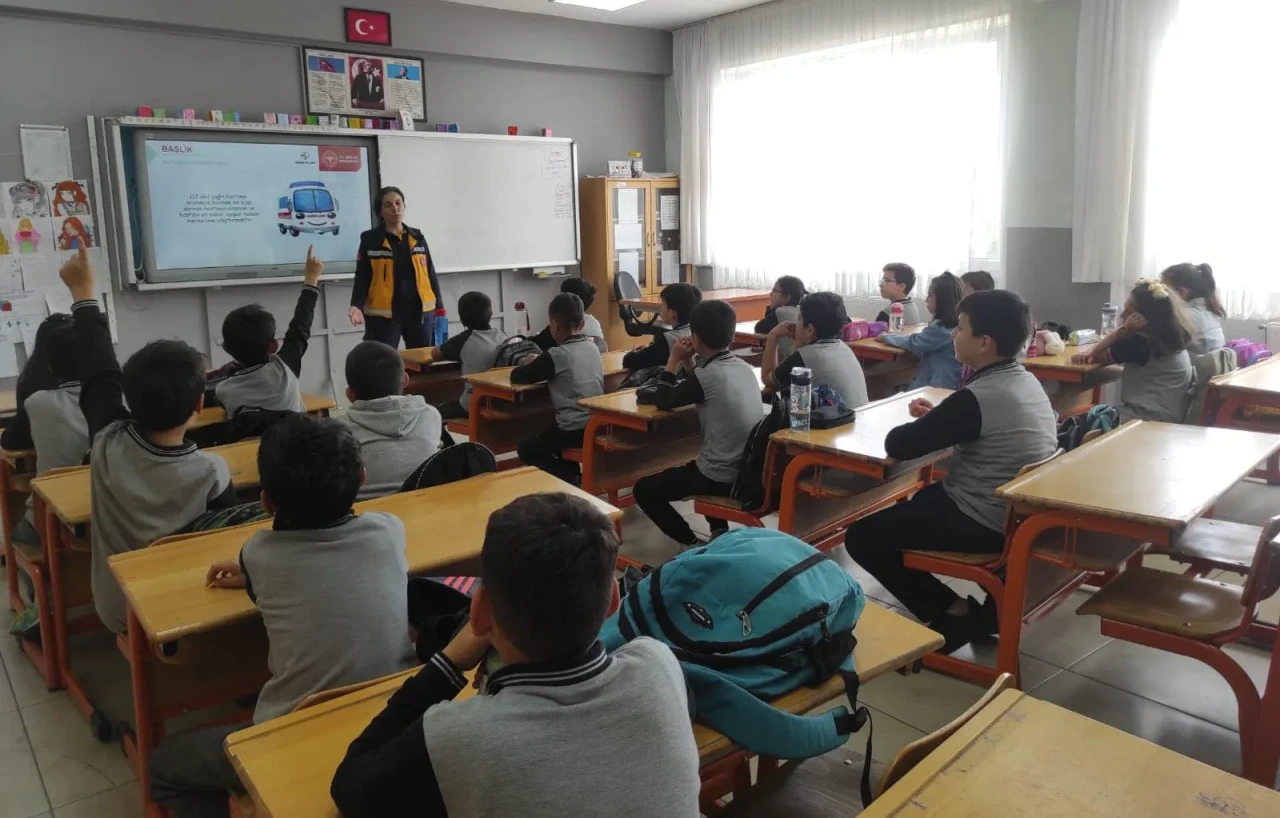 Amasya’da “Yaşama Yol Ver” Eğitimi: Minik Öğrencilere 112 Bilinci Aşılandı