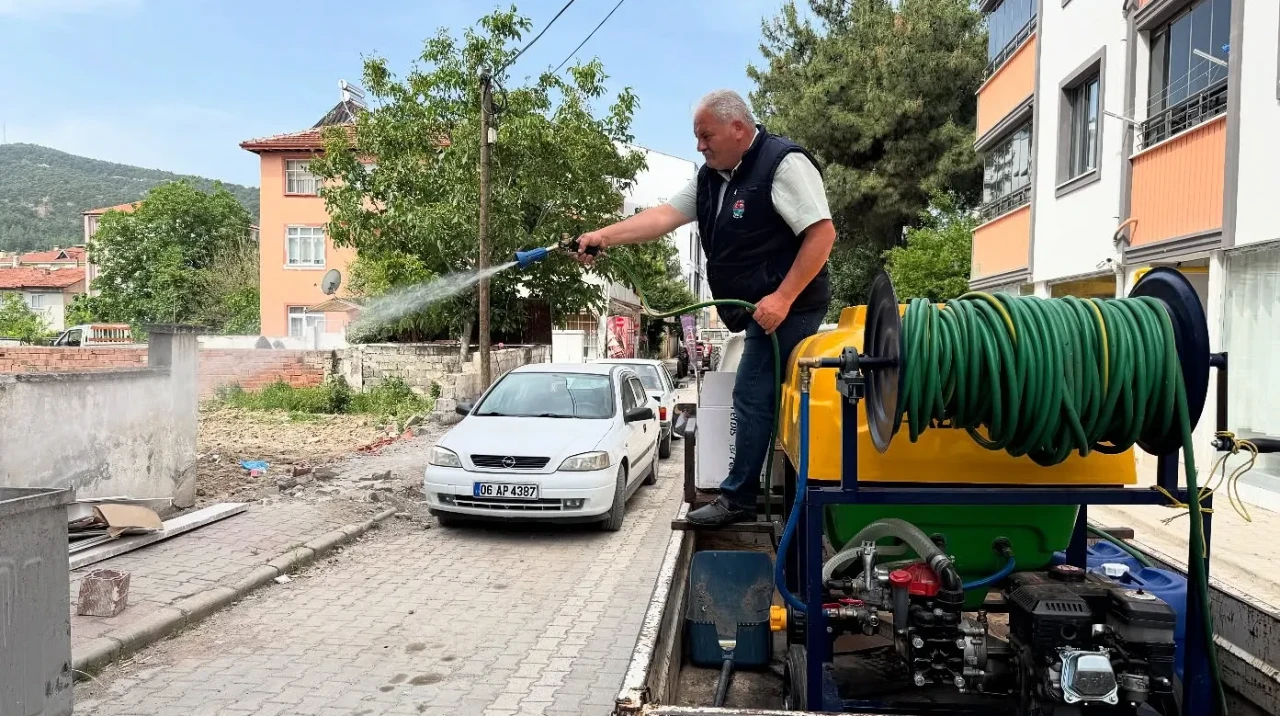 Taşova’da Temizlik Seferberliği: Konteynerler Dezenfekte Ediliyor!