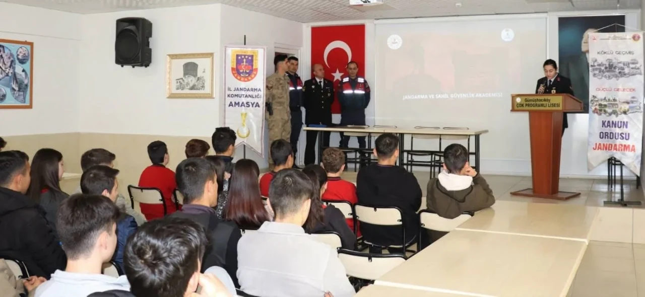 Gümüşhacıköy'de Jandarma Öğrencilerle Buluştu