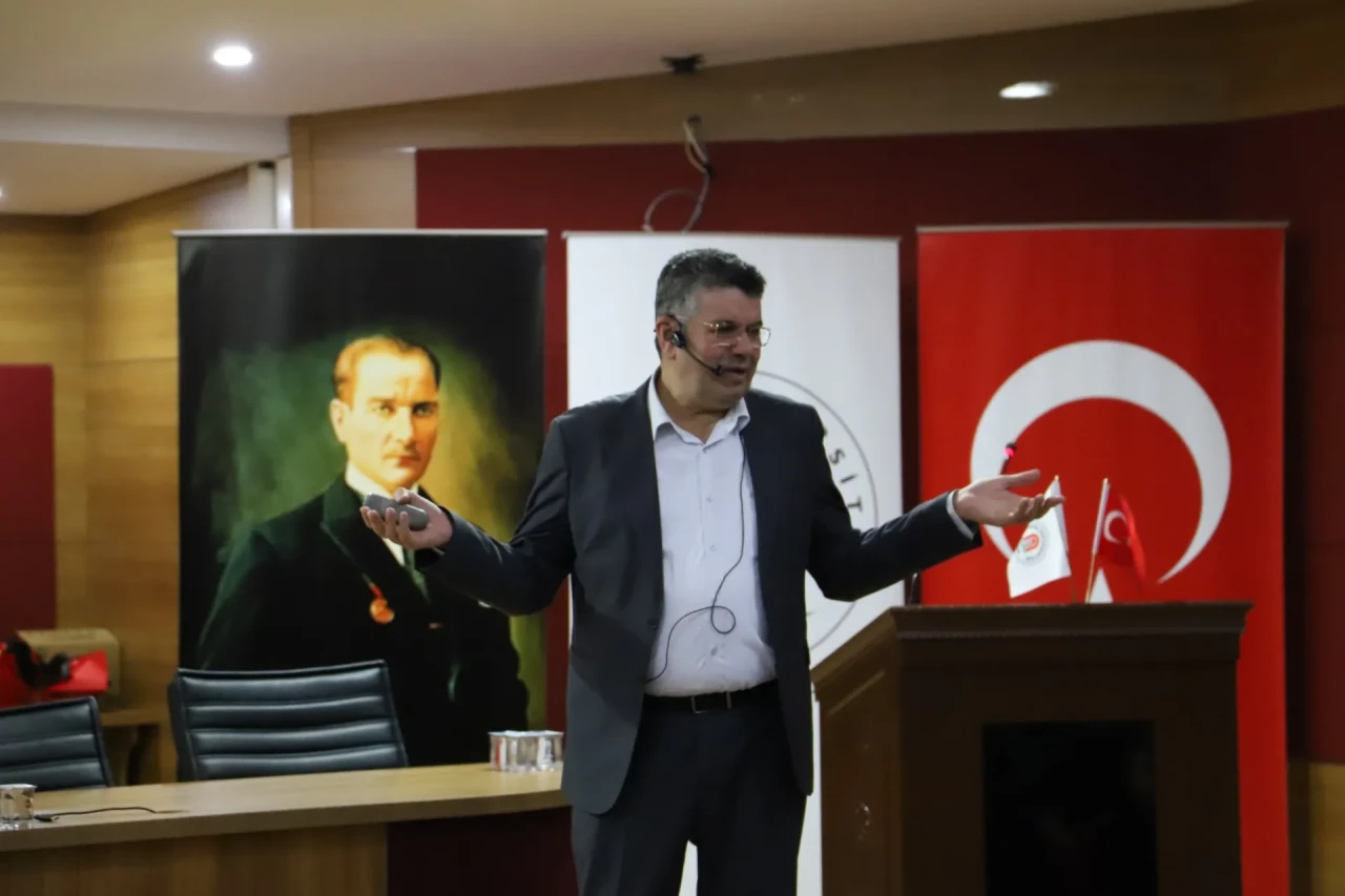“Toplumda Ailenin Önemi” Konferansı Amasya Üniversitesi’nde Yoğun İlgi Gördü
