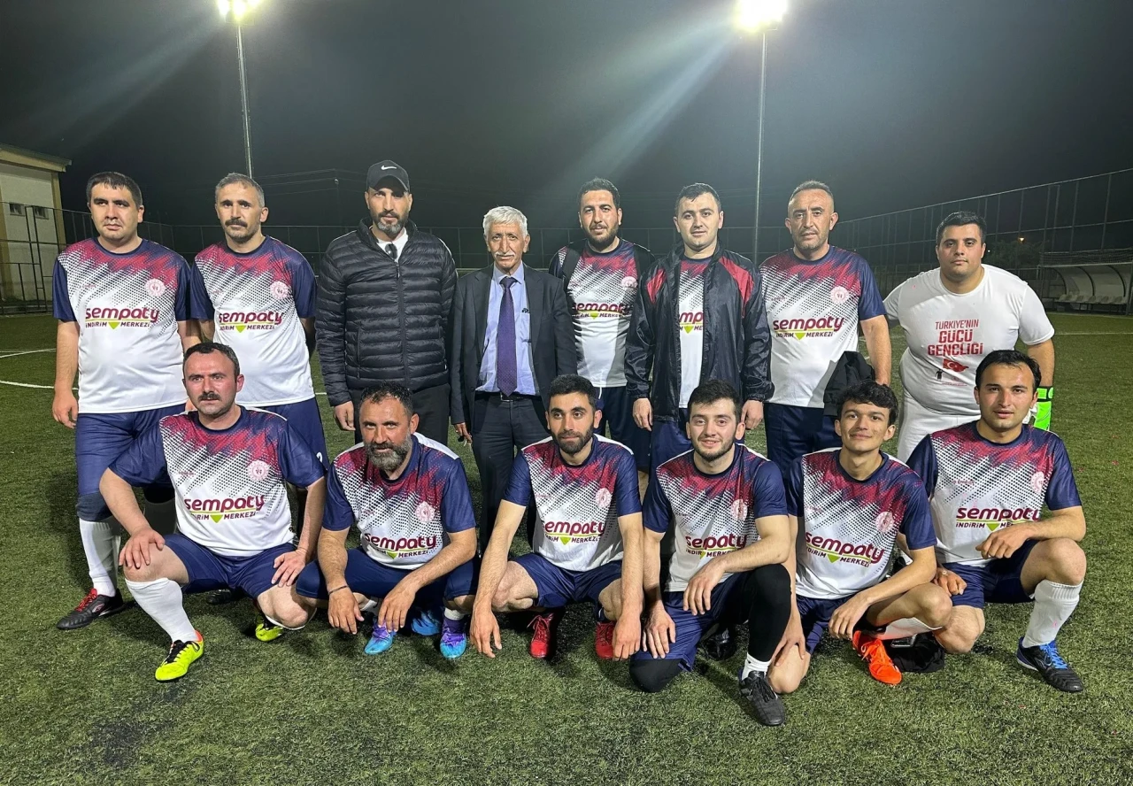 Gümüşhacıköy'de Kurumlar Arası Kaymakamlık Futbol Turnuvası Coşkuyla Sona Erdi