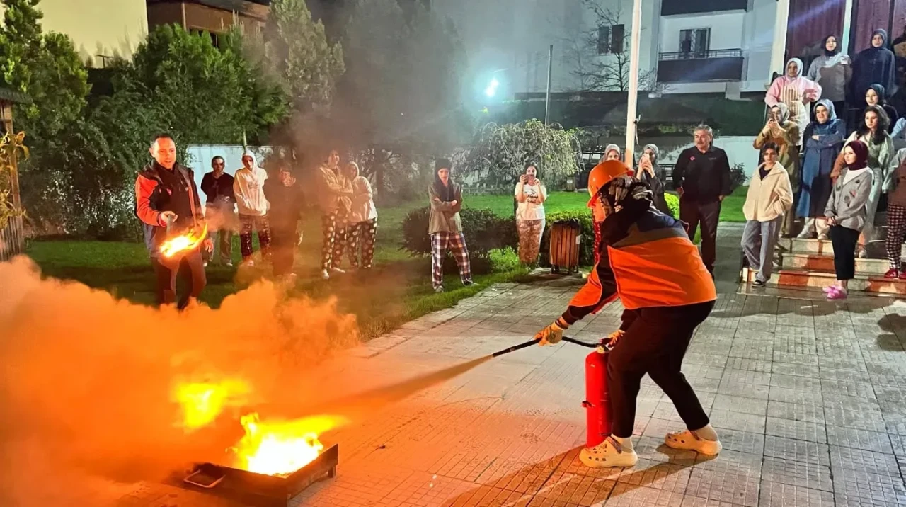 AFAD'dan KYK Yurdunda Tatbikatlı Afet ve Yangın Eğitimi