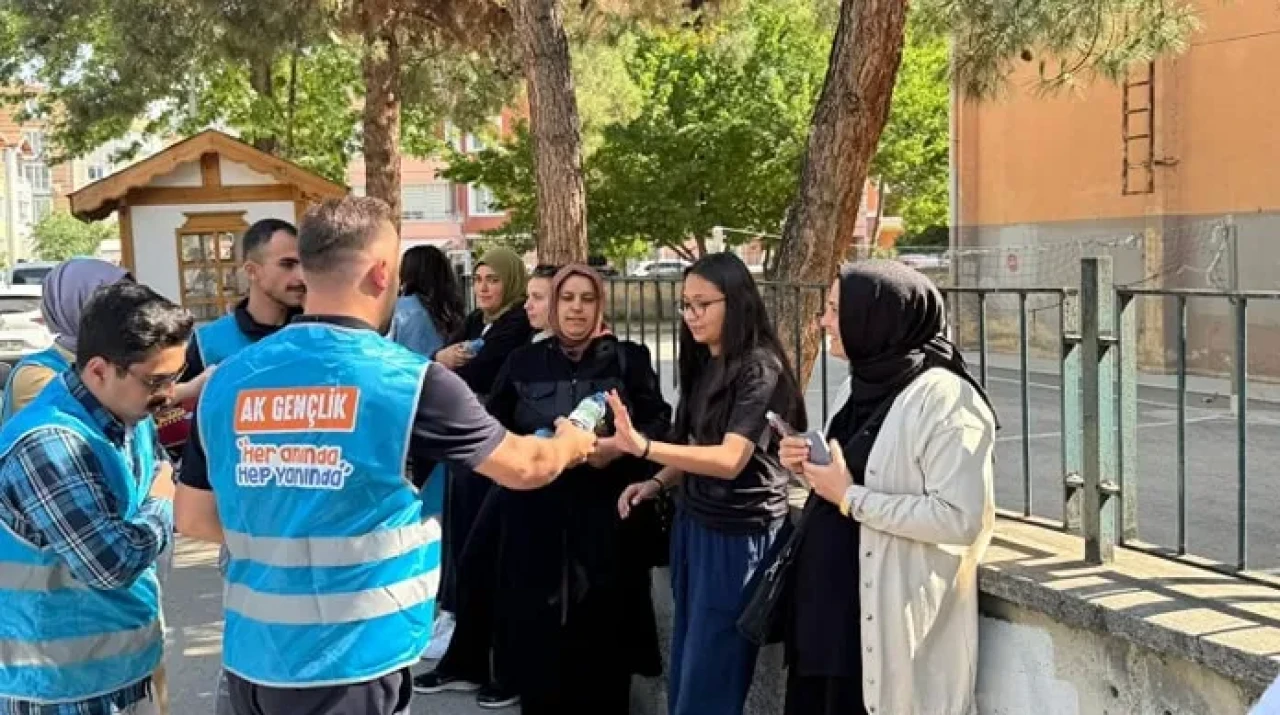 AK Gençlik Amasya'dan LGS Sabahı Anlamlı Destek: Öğrencilere Moral, Velilere Güven