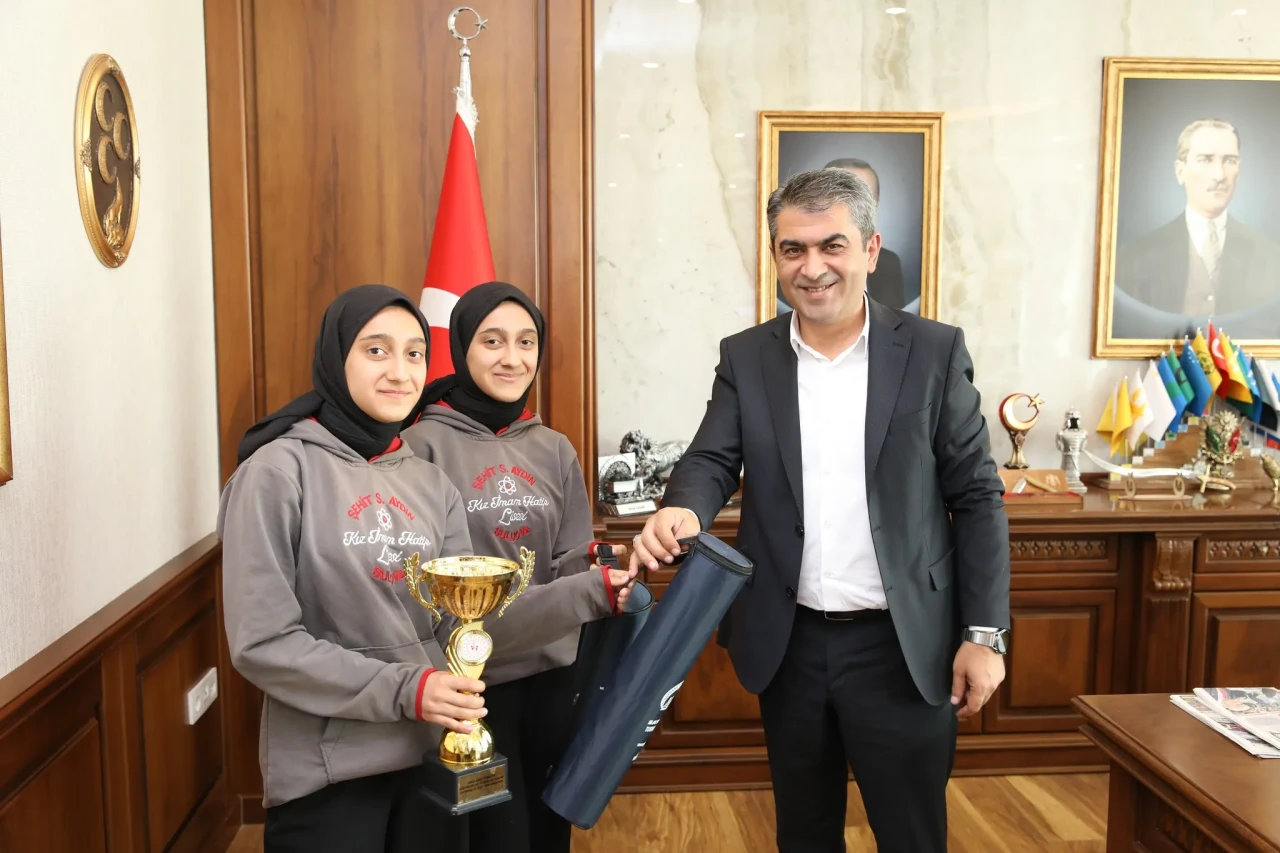 Başkan Rıfat Uzun, Başarılı Satranç Sporcularını Makamında Ağırladı