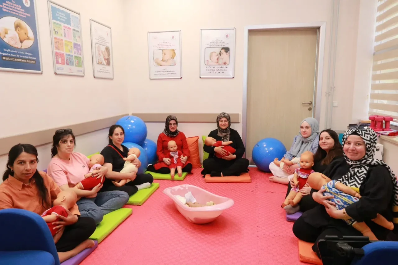 Amasya’da Gebe Okulu’ndan Anne Adaylarına Uygulamalı Emzirme ve Bebek Bakımı Eğitimi