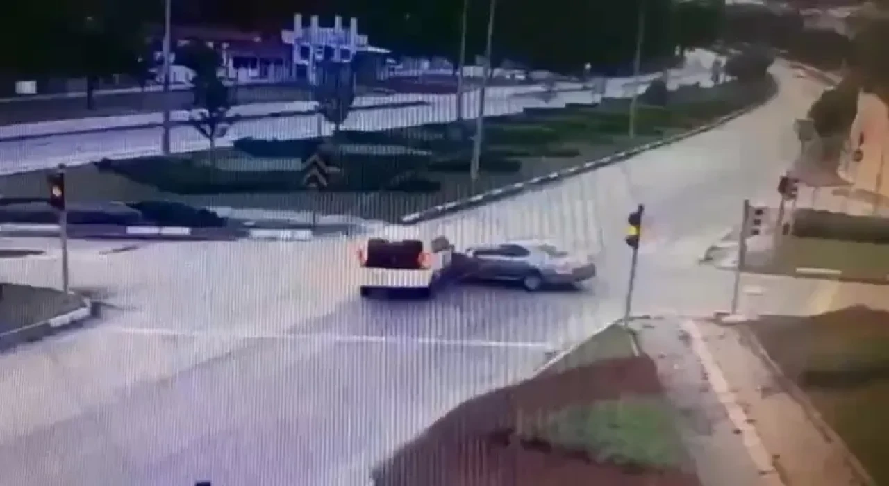 Amasya’da ticari araç ile otomobil çarpıştı: 5 yaralı