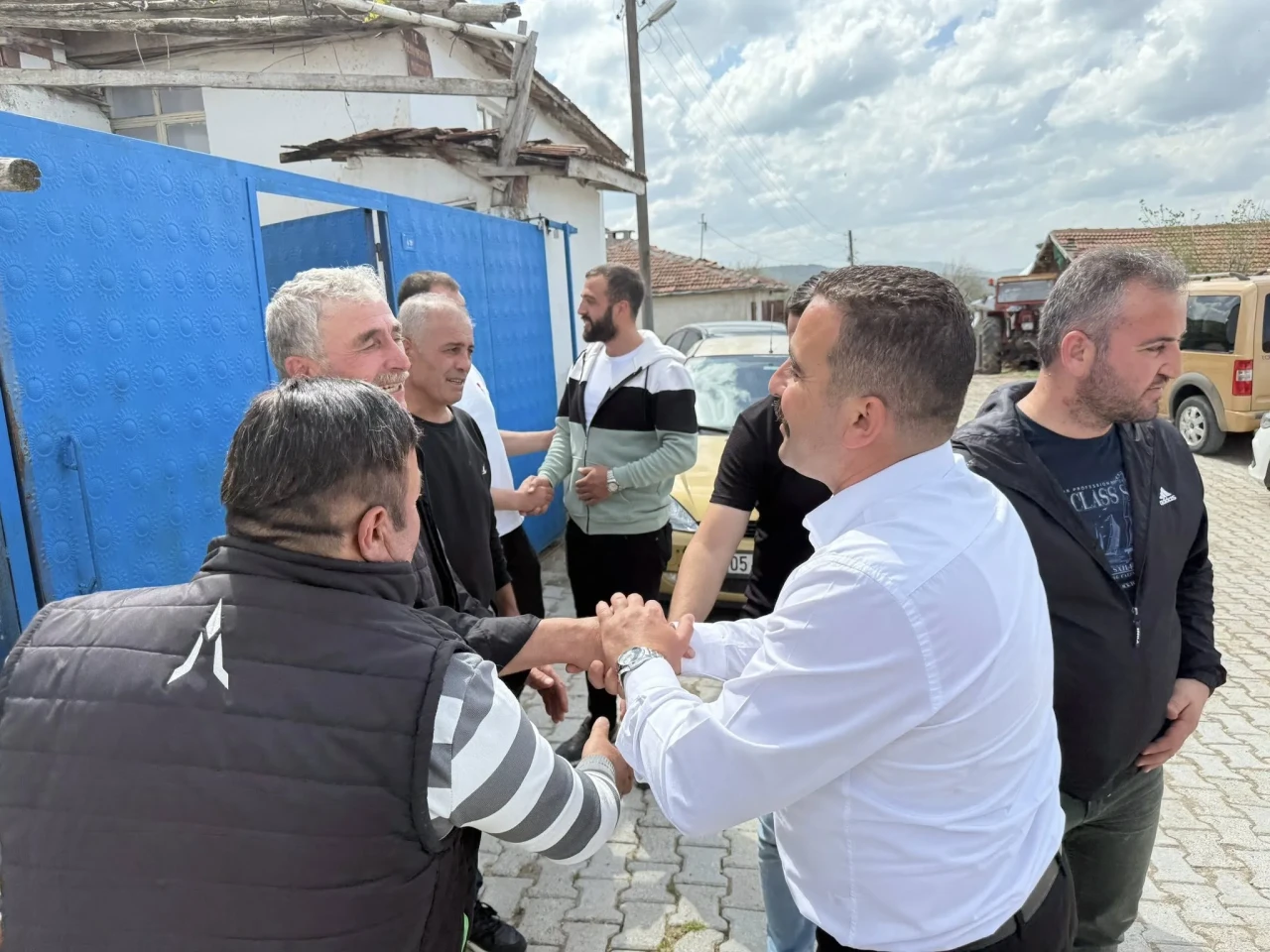 Demirpınar’da Gönüllere Dokunan Ziyaret: “70 Köye 70 Fidan” Projesi Sürüyor