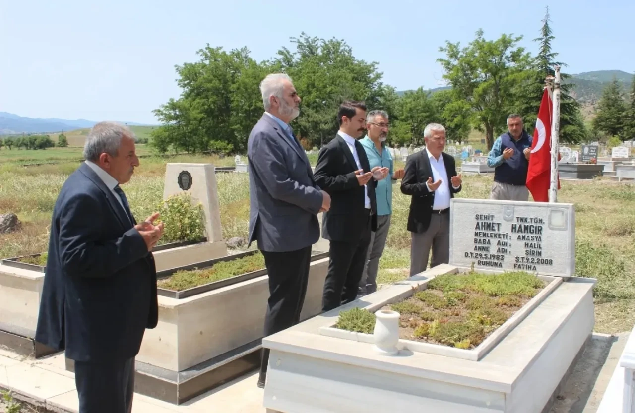 Şehit Tankçı Teğmen Ahmet Hamgir’in Kabri Göynücek’te Ziyaret Edildi