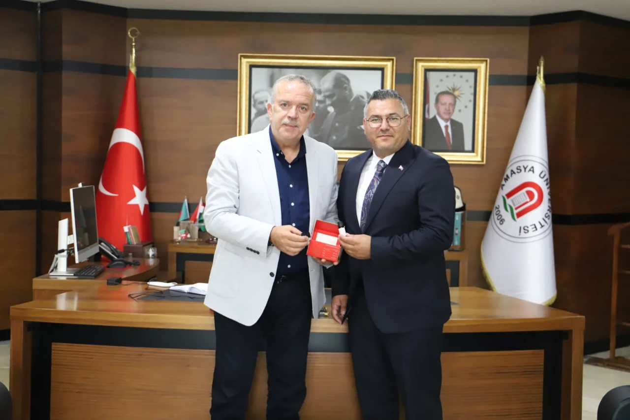 Amasya Üniversitesi’nden Kişiye Özel Parfüm: Öğrencilerden Rektör Turabi’ye Anlamlı Hediye