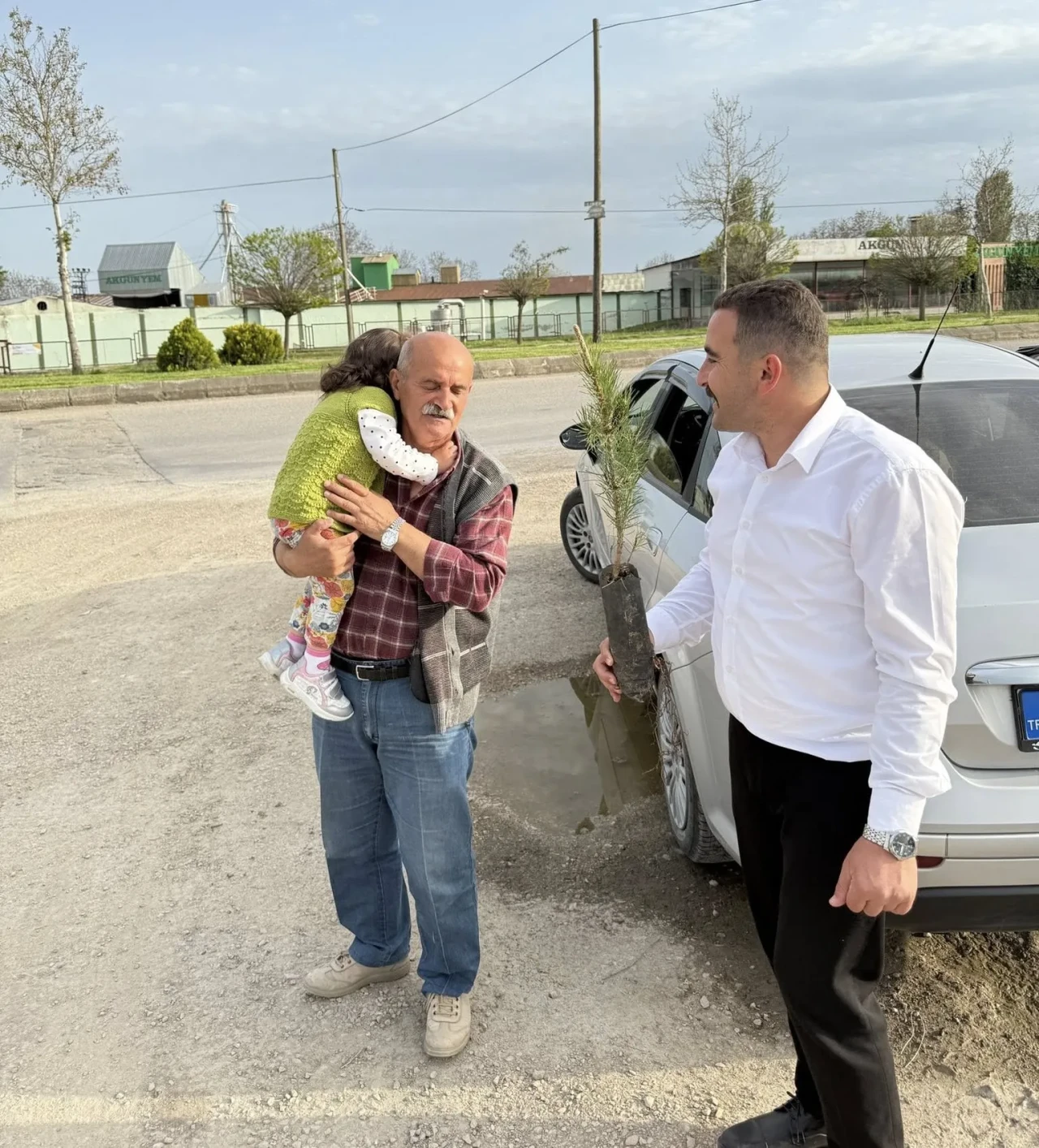 Merzifon Gençlerinden Cemre’ye Çam Fidanı: Geleceğe Sevgiyle Bırakılan Umut