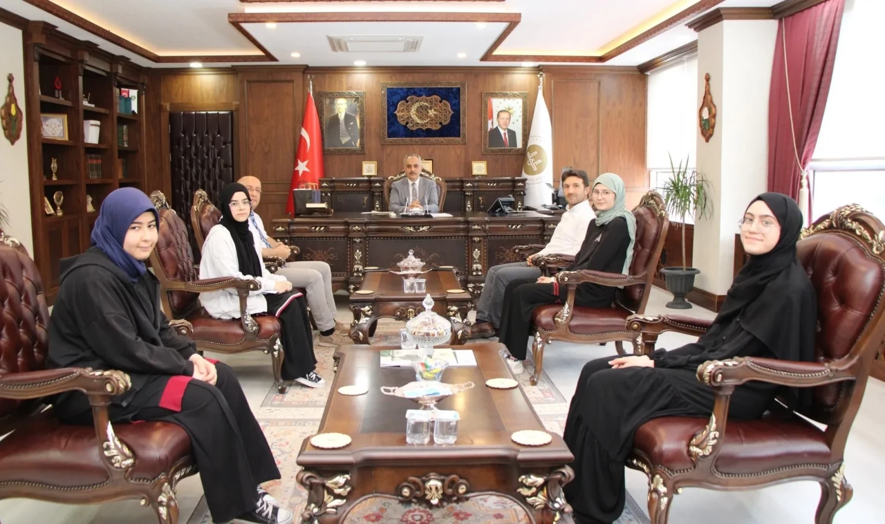 Liseli Gençlerden Gazze’ye Umut: Kitap Gelirlerini Filistin’e Bağışladılar