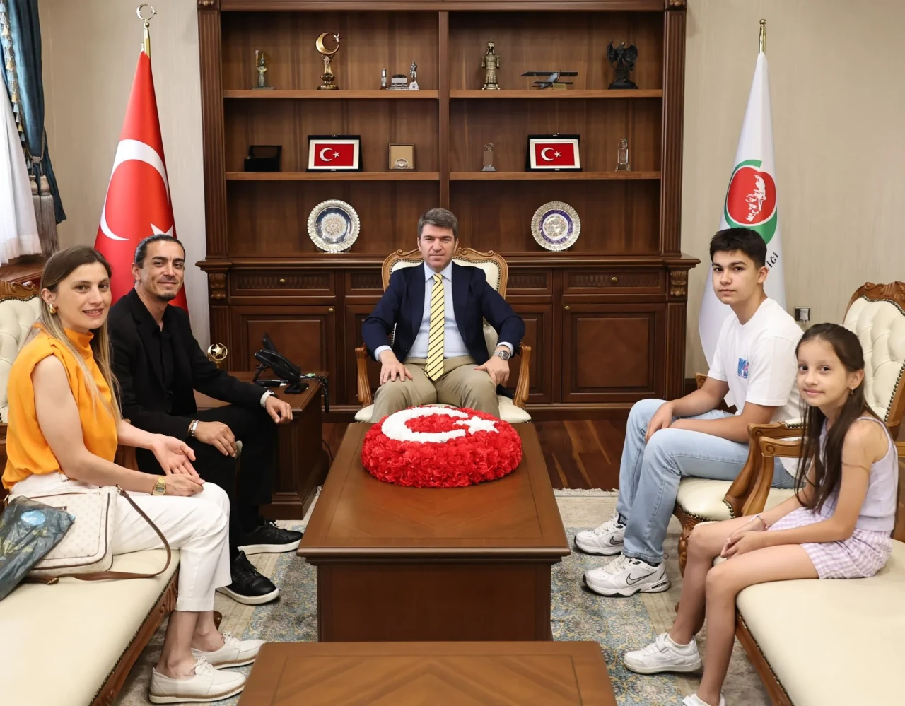 Vali Bakan’dan Anlamlı Kabul: Şehit Yakını, Solingen Gazisi ve Sanatçıyla Buluştu