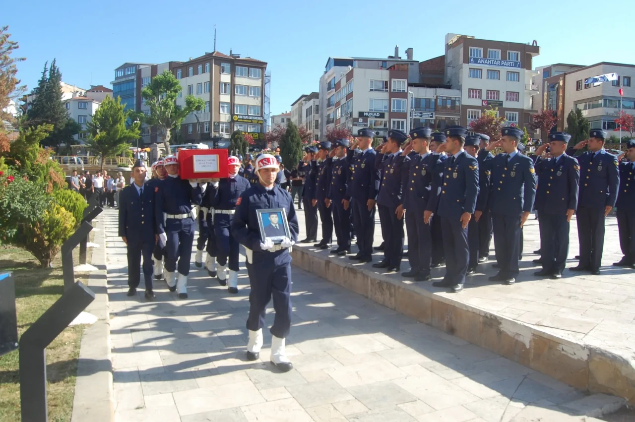 Suat Ünal Kalbine Yenik Düştü!