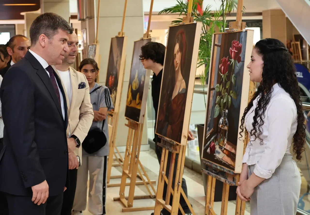 Vali Bakan, Genç Sanatçıları Yalnız Bırakmadı