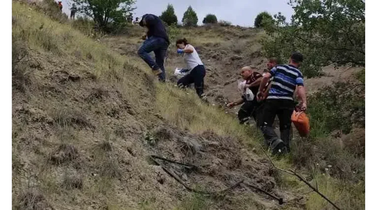 Şarampole devrilen traktörün altında kalan sürücü hayatını kaybetti
