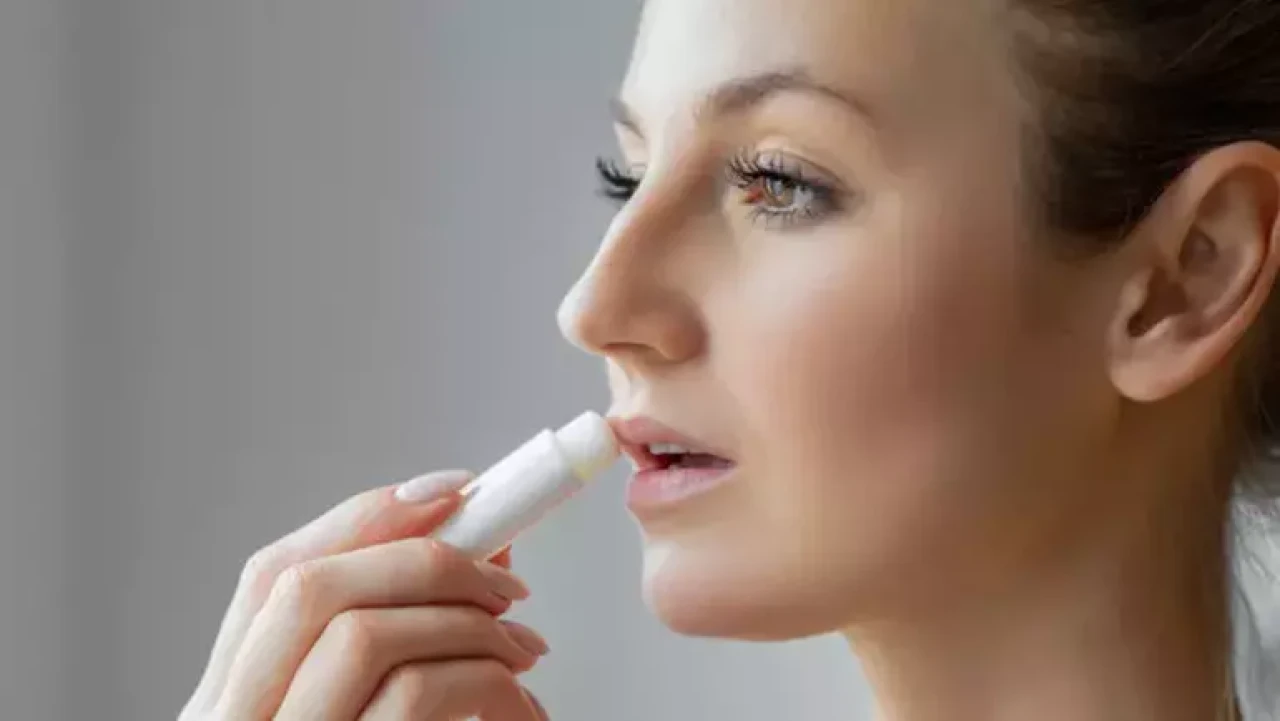 Lip Balm Hataları Dudakları Kurutuyor! Uzmanlardan Uyarılar