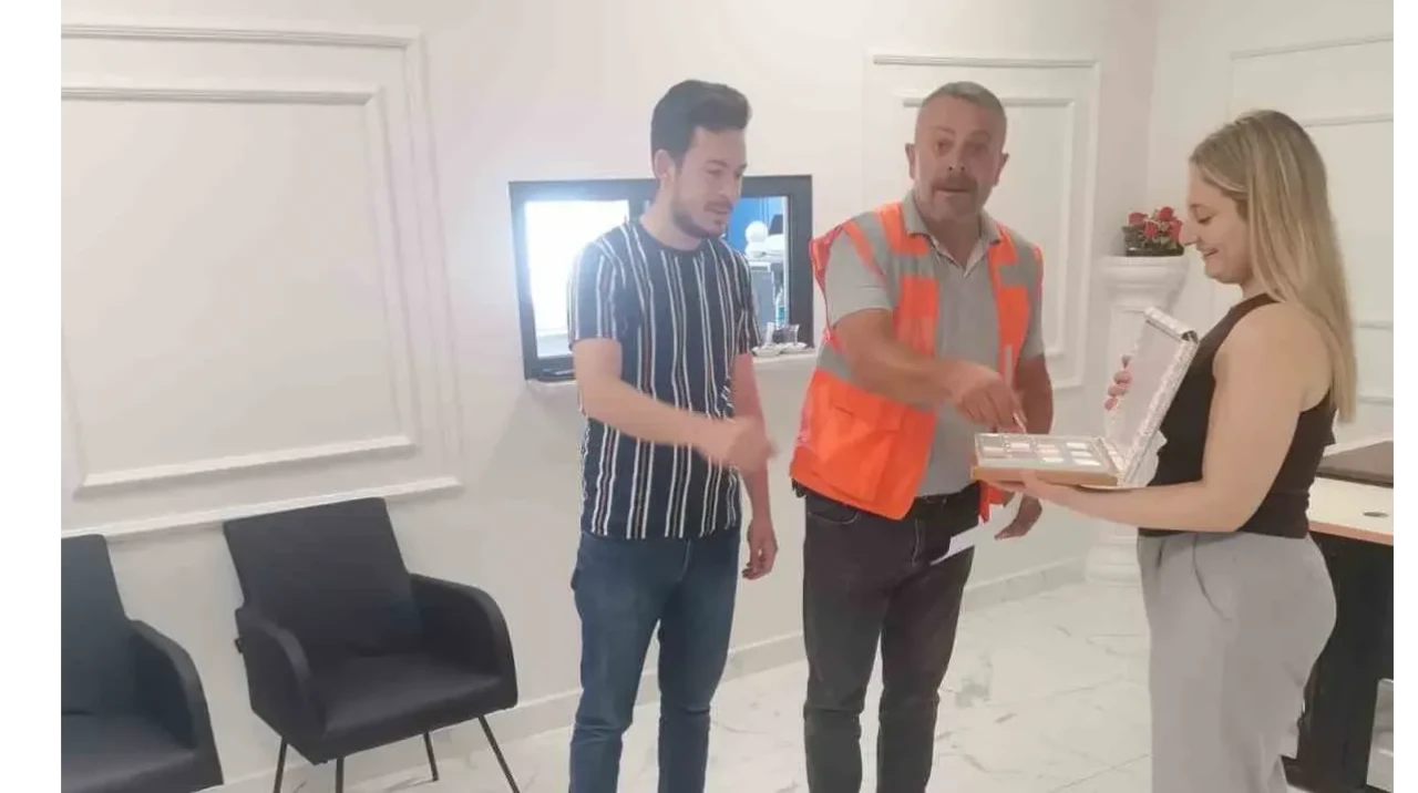 Vergi borcunu ödemeye gelen mükelleflere çikolatalı karşılama