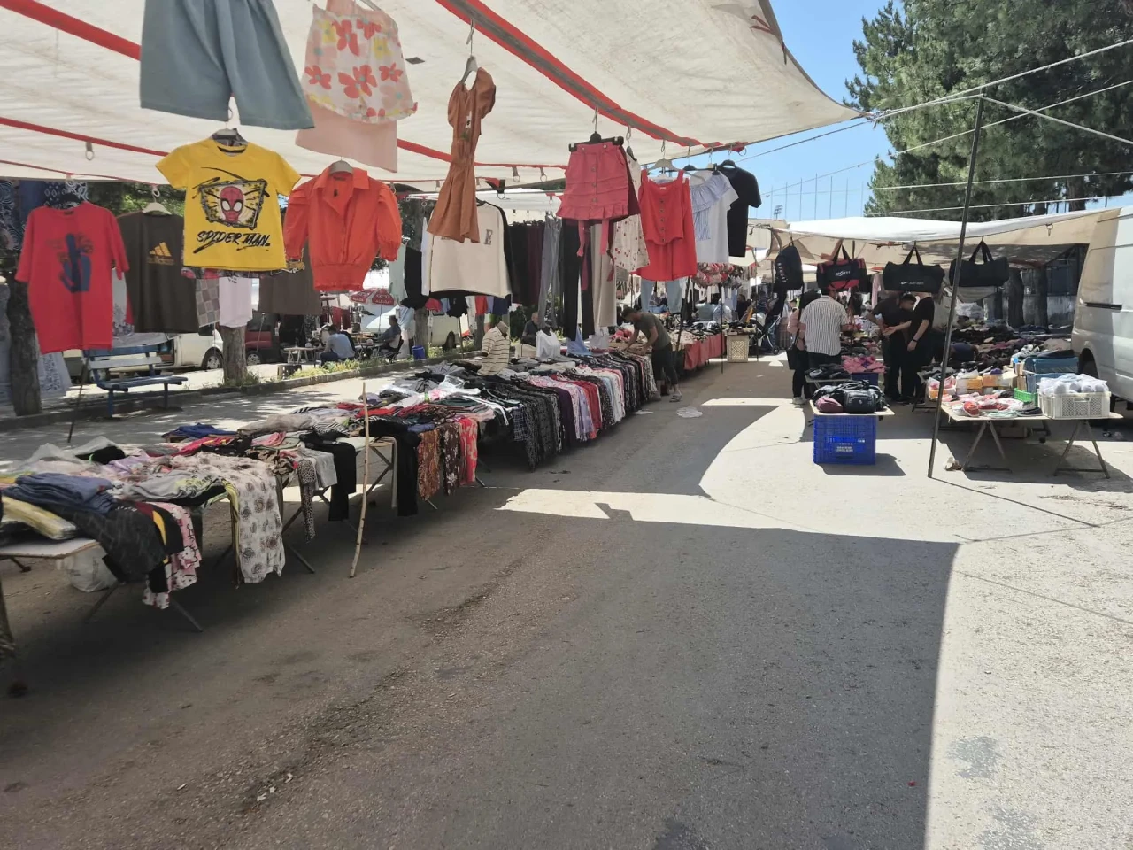 Merzifon’da Arife Günü Giyim Pazarı Vatandaşlardan Yoğun İlgi Gördü