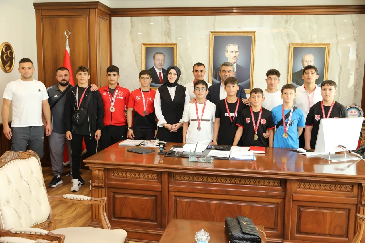 Suluova’da Başkan Uzun’a Anlamlı Ziyaretler: Başarı ve Sanat Buluştu