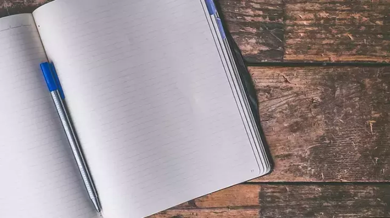 Rüyada Defter Görmek Ne Anlama Gelir? İş, Kazanç ve Gelecek Üzerine Derin Mesajlar