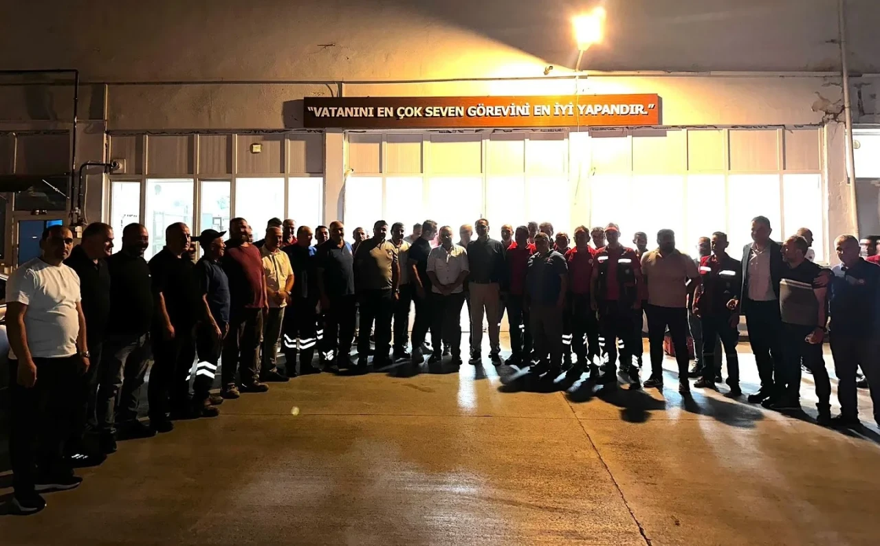 Başkan Turgay Sevindi Gece Mesaisindeki Temizlik Ekiplerini Ziyaret Etti