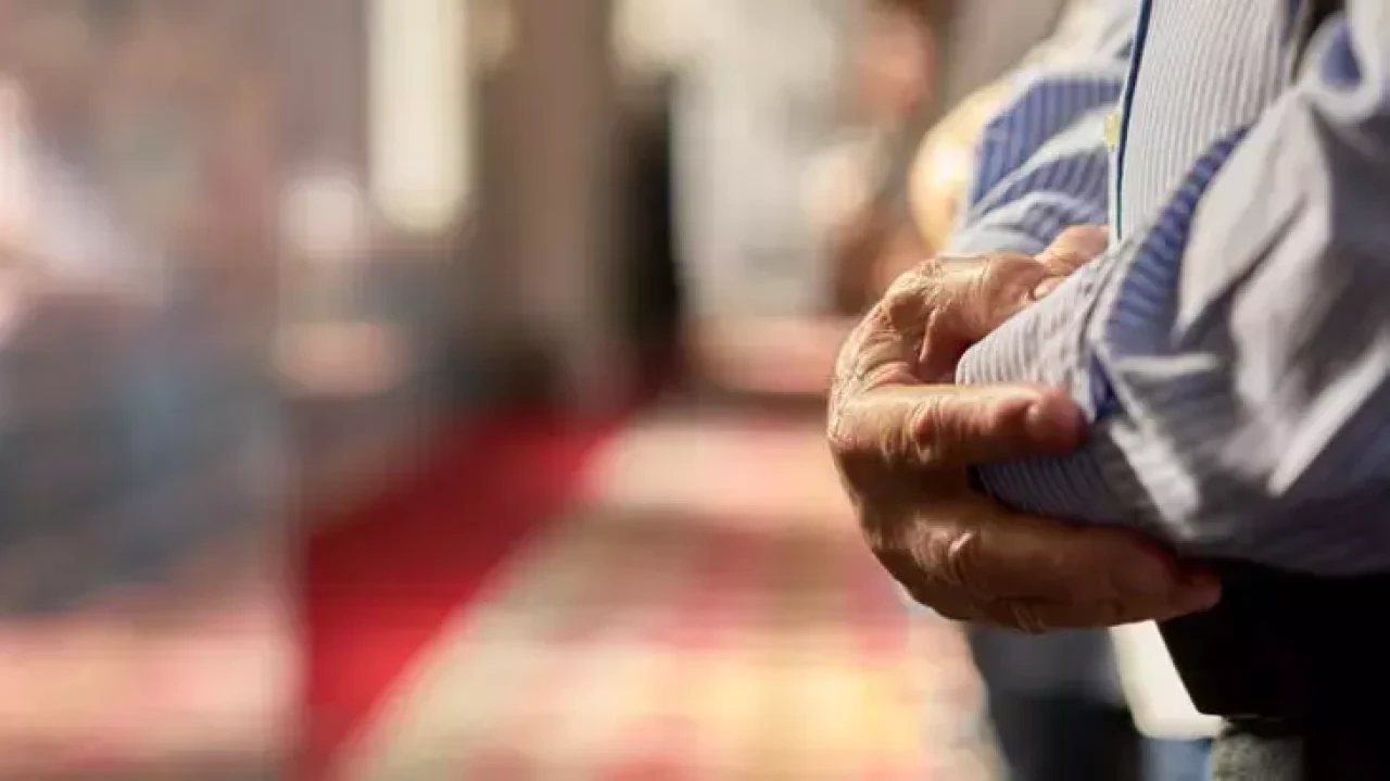 Rüyada Namaz Kılmak Ne Anlama Gelir? İşte Rüyada Namaz Kıldığını Görmenin Dini ve Psikolojik Yorumları