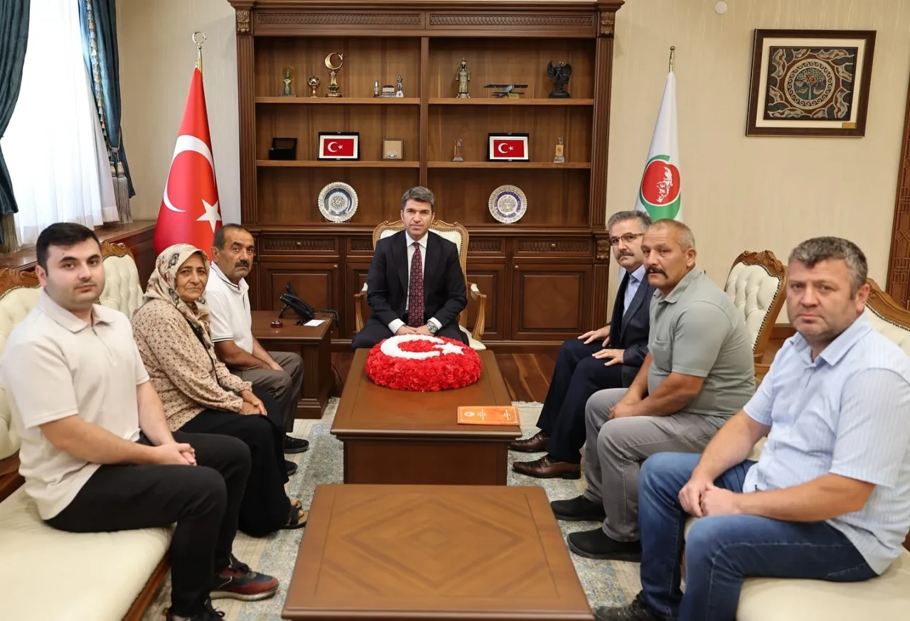 Vali Bakan, Şehit Ailesi ve Gaziyle Buluştu