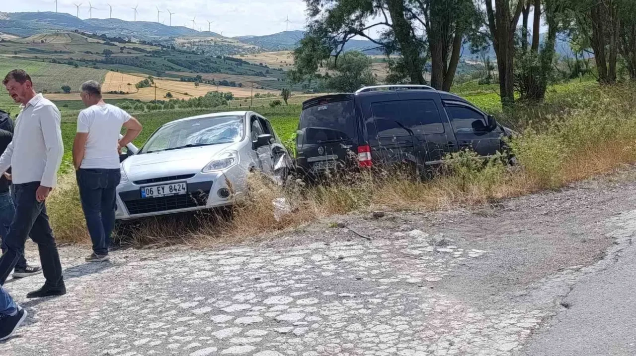 Otomobil ile hafif ticari araç çarpıştı: 2 yaralı